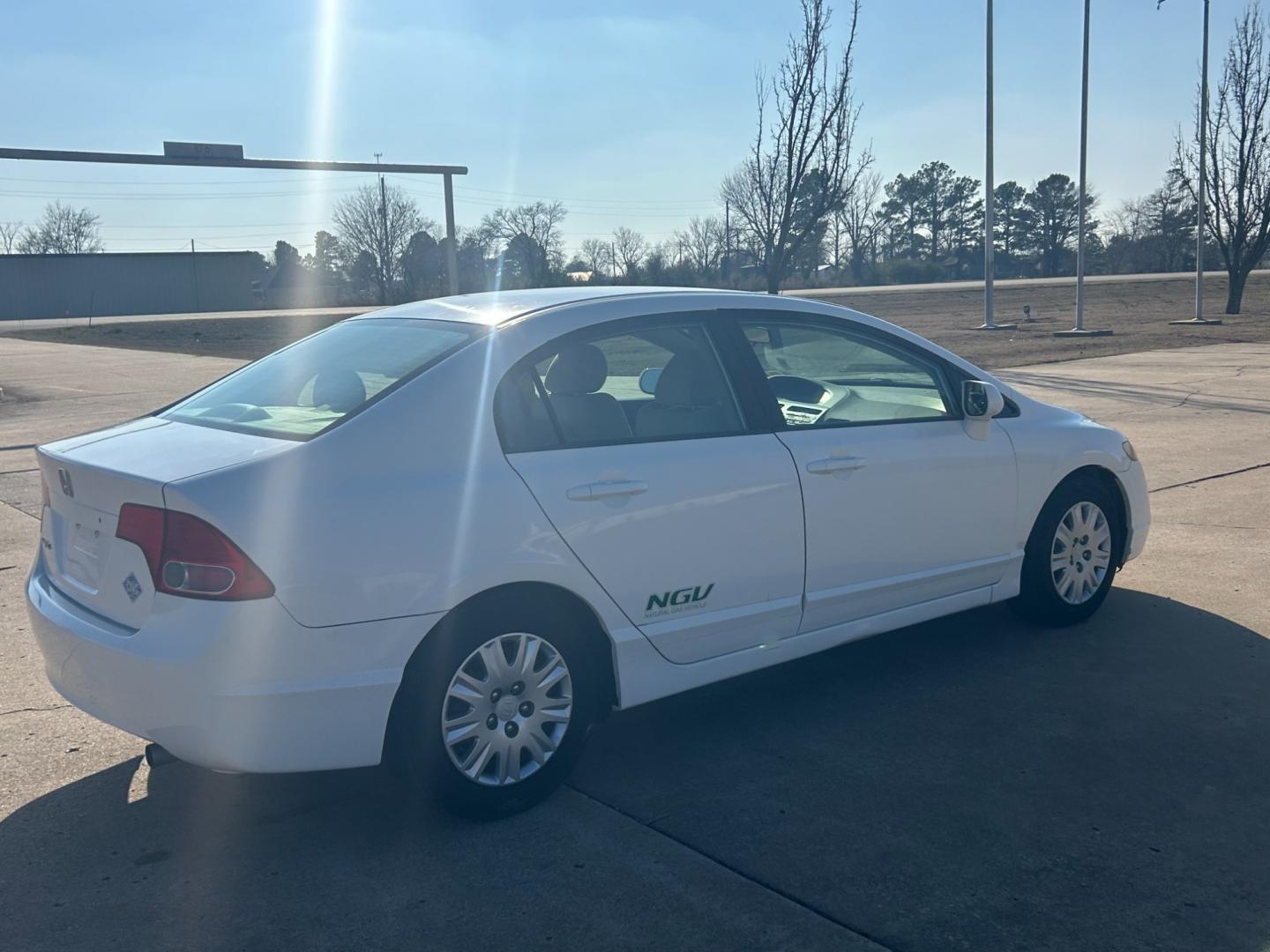 2008 White /TAN Honda Civic (1HGFA46528L) with an 1.8L L4 SOHC 16V CNG engine, AUTOMATIC transmission, located at 17760 Hwy 62, Morris, OK, 74445, (918) 733-4887, 35.609104, -95.877060 - 2008 HONDA CIVIC 1.8L FWD DEDICATED CNG (COMPRESSED NATURAL GAS) VEHICLE. FEATURES REMOTE KEYLESS ENTRY, POWER LOCKS, POWER WINDOWS, POWER MIRRORS, MANUEL SEATS, AM/FM RADIO, CD PLAYER, USB, AUX, 12V POWER OUTLET, CRUISE CONTROL, TRACTION CONTROL, CLOTH SEATS, 195/65R15 TIRES. ONLY 64,943 MILES AND - Photo#4